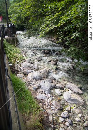 日本一の湧出量を誇る「草津温泉」　標高1200mに広がる山の中の温泉 68475572