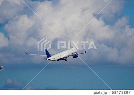 羽田空港を離陸したA350-900 68475897