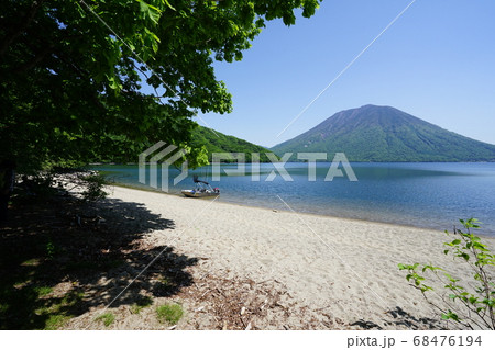 栃木県日光市中禅寺湖畔 中禅寺湖周回歩道にある阿世潟峠登山口付近の中禅寺湖の浜辺 栃木県日光市中禅寺湖畔 中禅寺湖周回歩道にある阿世潟峠登山口付近の中禅寺湖の浜辺 68476194