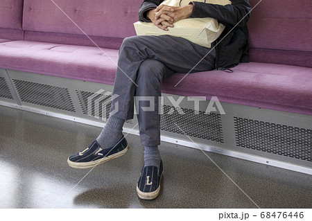 電車の中の座席に座る男性の写真素材 電車の中の座席に座る男性の写真素材