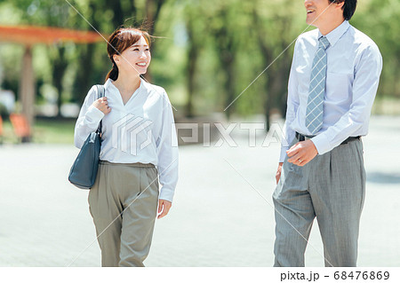 コミュニケーションをとる会社員 コミュニケーションをとる会社員 68476869