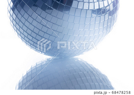 白い背景とミラーボール 白い背景とミラーボール 68478258