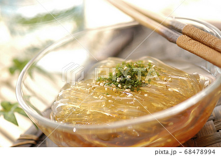 緑のボケとガラスの器の中のところてんと箸 緑のボケとガラスの器の中のところてんと箸 68478994