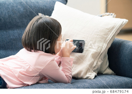 スマホで遊ぶ女の子 スマホで遊ぶ女の子 68479174
