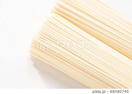 手延べひやむぎ(乾麺)のアップ。(白バック) 手延べひやむぎ(乾麺)のアップ。(白バック) 68480740