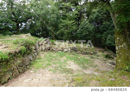 美濃金山城（本丸小天守下の穴蔵跡） 68480820