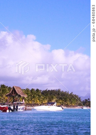 モーリシャスのきれいな青い海　Beautiful Beach in Mauritius 68480863