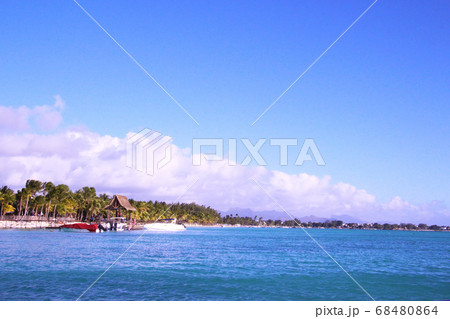 モーリシャスのきれいな青い海 Beautiful Beach in Mauritius モーリシャスのきれいな青い海 Beautiful Beach in Mauritius 68480864