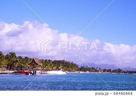 モーリシャスのきれいな青い海 Beautiful Beach in Mauritius モーリシャスのきれいな青い海 Beautiful Beach in Mauritius 68480868