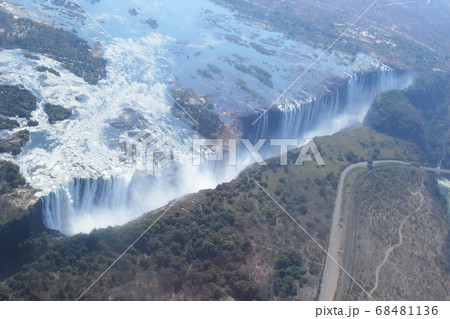 空から見たヴィクトリアの滝 68481136