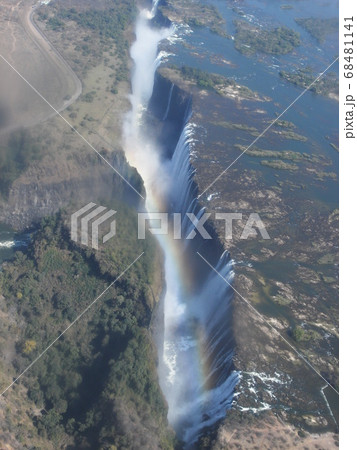 空から見たヴィクトリアの滝と虹 68481141