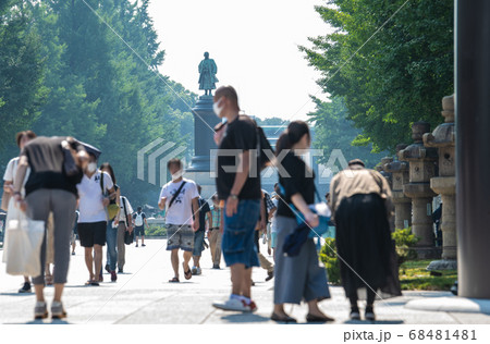 日本の東京都市景観　猛暑の中、靖国神社の大鳥居の下で深々と頭を下げる人たちら＝8月15日「終戦の日」 68481481
