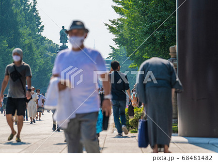 日本の東京都市景観　猛暑の中、靖国神社の大鳥居の下で深々と頭を下げる人たちら＝8月15日「終戦の日」 68481482