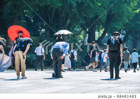 日本の東京都市景観 猛暑の中、靖国神社の大鳥居の下で深々と頭を下げる人たちら=8月15日「終戦の日」 日本の東京都市景観 猛暑の中、靖国神社の大鳥居の下で深々と頭を下げる人たちら=8月15日「終戦の日」 68481483