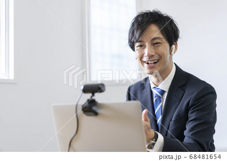 オンライン会議中のビジネスマン 68481654
