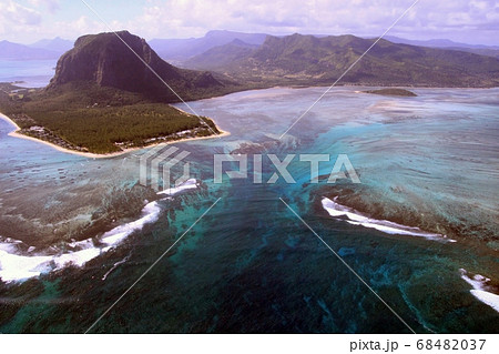 モーリシャスのル・モーン山と海中の滝　Le Morne,Underwater Waterfall 68482037