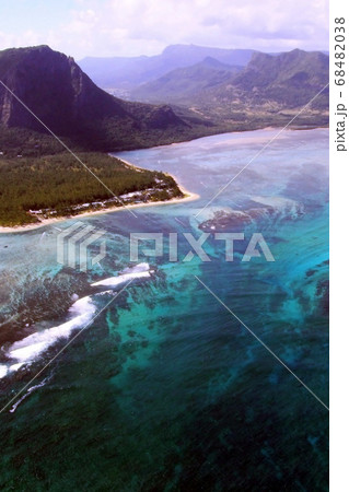 モーリシャスのル・モーン山と海中の滝　Le Morne,Underwater Waterfall 68482038