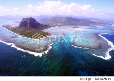 モーリシャスのル・モーン山と海中の滝　Le Morne,Underwater Waterfall 68482039