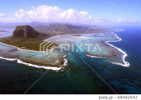 モーリシャスのル・モーン山と海中の滝　Le Morne,Underwater Waterfall 68482042