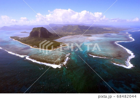 モーリシャスのル・モーン山と海中の滝　Le Morne,Underwater Waterfall 68482044