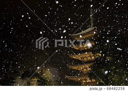 瑠璃光寺　五重塔　冬　雪　 68482256