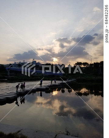 韓国の人々,夕日と川辺を渡る人々 68482266