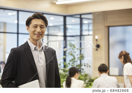 カジュアルオフィスで働く男性 68482668