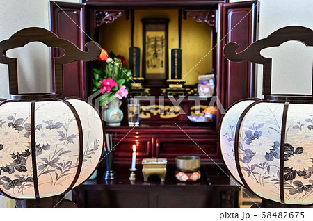 盆提灯と仏壇 68482675