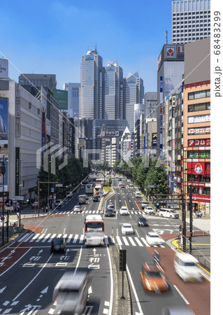 都市風景 新宿駅南口前 甲州街道沿いの街並みと車の流れ 東京都新宿区 都市風景 新宿駅南口前 甲州街道沿いの街並みと車の流れ 東京都新宿区 68483299