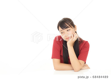 憂鬱な表情の女性 68484489