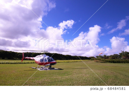 モーリシャスの青空とヘリコプター　Blue Sky and Helicopter Mauritius 68484581