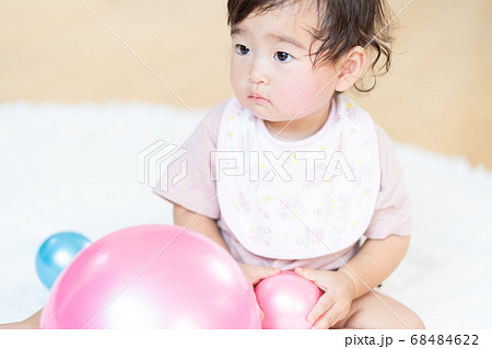 座ってお母さんの顔をじっと見る赤ちゃんの写真素材 68484622 Pixta