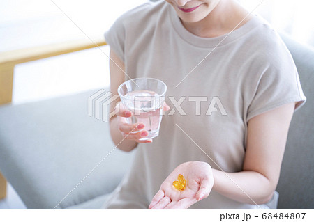 サプリを飲む女性 サプリを飲む女性 68484807