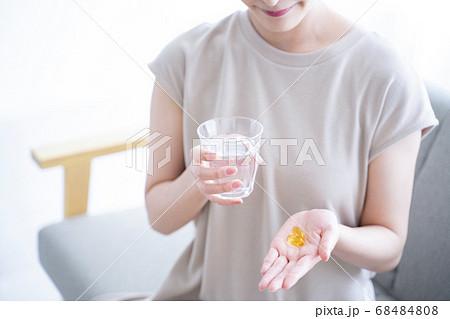 サプリを飲む女性 68484808