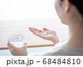薬を飲む女性 68484810