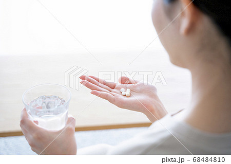 薬を飲む女性 68484810