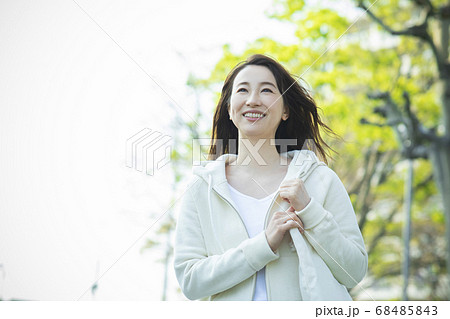 エコバックを持って歩く女性 68485843