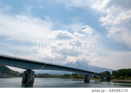 河口湖と富士山 68486270