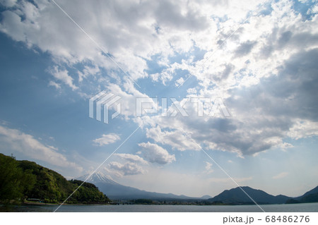 河口湖と富士山 68486276
