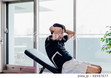 プライベートジムでトレーニングする男性 プライベートジムでトレーニングする男性 68487677