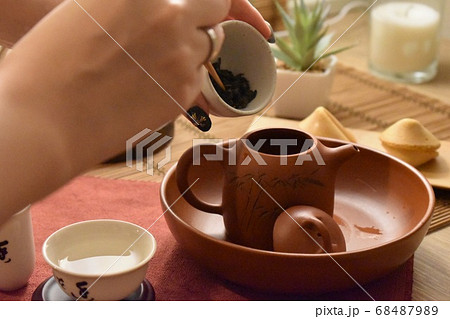 茶器にお茶の葉を入れる 68487989