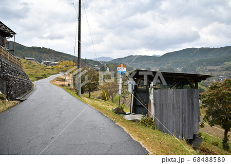 田舎道 バス停 中山道 田舎道 バス停 中山道 68488589