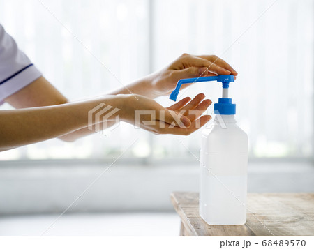 看護師の手指消毒イメージ 68489570