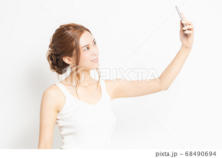 スマホで自撮りする若い女性 スマホで自撮りする若い女性 68490694