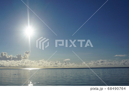 海、水面から登ったぎらぎら太陽 68490764