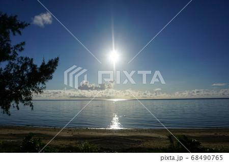 海、水面から登ったぎらぎら太陽 68490765