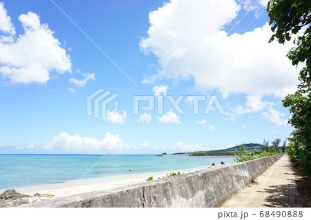 沖縄の風景、港、堤防から見える海、ビーチ 沖縄の風景、港、堤防から見える海、ビーチ 68490888