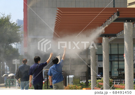 ドライミストを浴びる人 猛暑日 熱中症予防 熱中症対策 ドライミストを浴びる人 猛暑日 熱中症予防 熱中症対策 68491450
