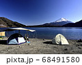 富士山の見える湖畔でキャンプ(撮影地：本栖湖) 68491580