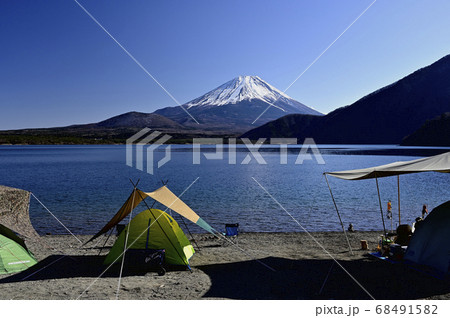 富士山の見える湖畔でキャンプ(撮影地:本栖湖) 富士山の見える湖畔でキャンプ(撮影地:本栖湖) 68491582